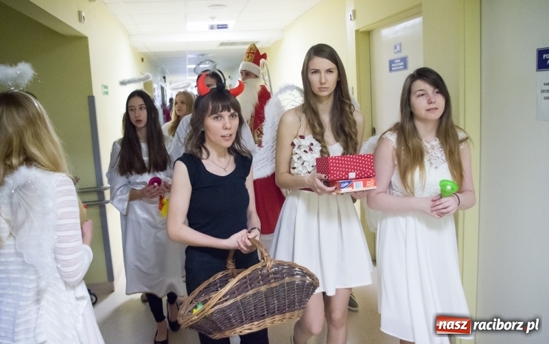 Zdjęcie w galerii na portalu naszraciborz.pl: Z sercem na dłoni odwiedzili chorych w raciborskim szpitalu wiadomości z regionu
