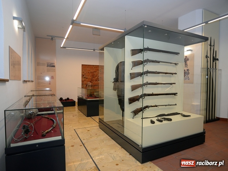 Zdjęcie w galerii na portalu naszraciborz.pl: W Muzeum można oglądać nową, stałą wystawę militariów wiadomości z regionu