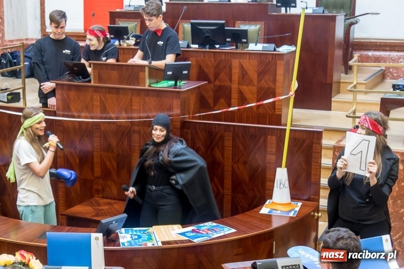 Zdjęcie w galerii na portalu naszraciborz.pl: Eko pomysły na walkę ze smogiem. I LO z Raciborza najlepsze na Śląsku  wiadomości z regionu