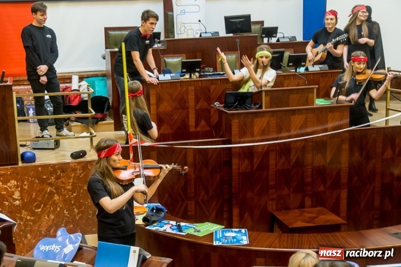 Zdjęcie w galerii na portalu naszraciborz.pl: Eko pomysły na walkę ze smogiem. I LO z Raciborza najlepsze na Śląsku  wiadomości z regionu