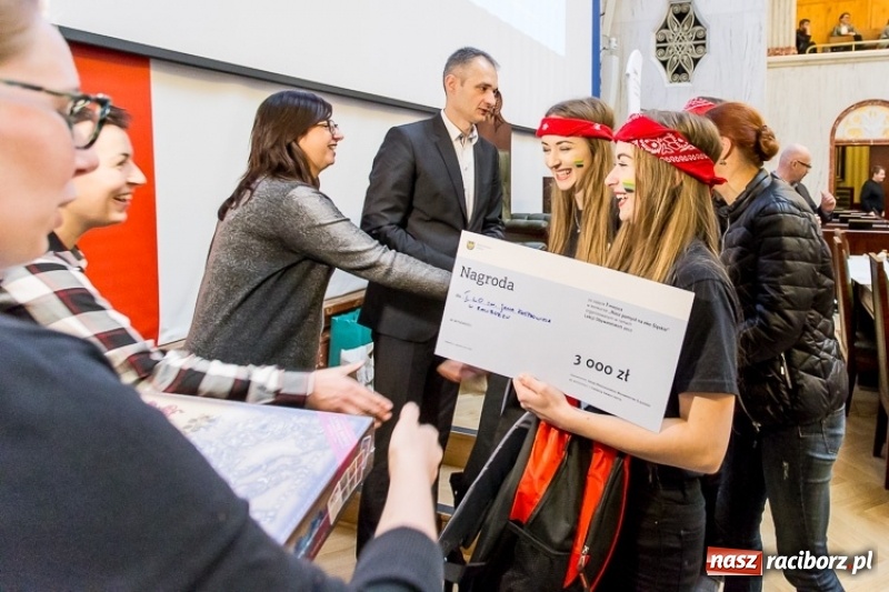 Zdjęcie w galerii na portalu naszraciborz.pl: Eko pomysły na walkę ze smogiem. I LO z Raciborza najlepsze na Śląsku  wiadomości z regionu