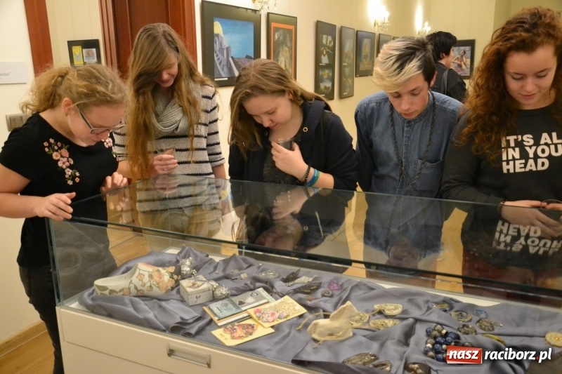 Zdjęcie w galerii na portalu naszraciborz.pl: ZNANE i NIE ZNANE – wernisaż wystawy na Zamku Piastowskim  wiadomości z regionu