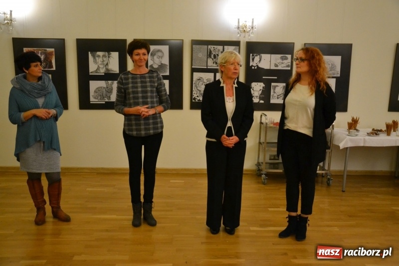 Zdjęcie w galerii na portalu naszraciborz.pl: ZNANE i NIE ZNANE – wernisaż wystawy na Zamku Piastowskim  wiadomości z regionu