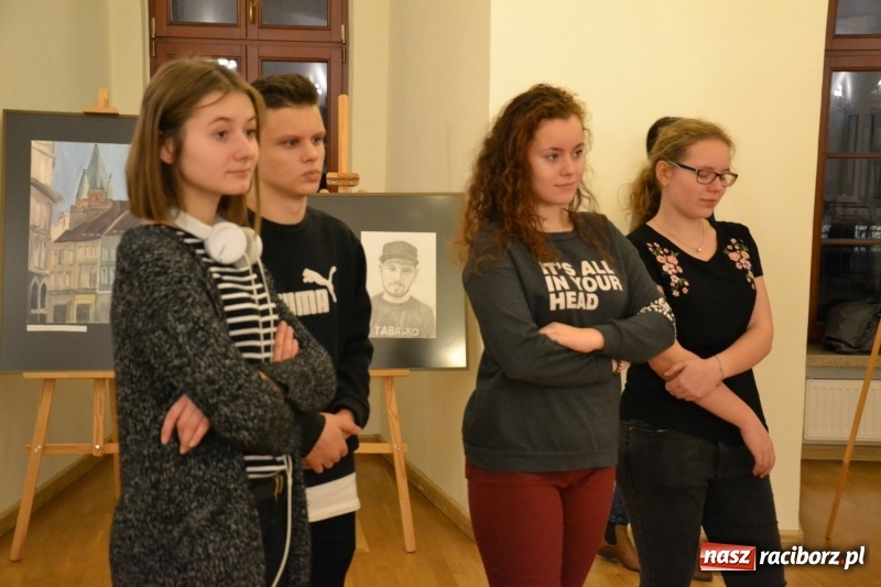 Zdjęcie w galerii na portalu naszraciborz.pl: ZNANE i NIE ZNANE – wernisaż wystawy na Zamku Piastowskim  wiadomości z regionu