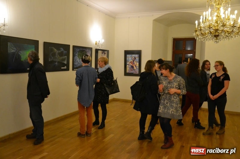 Zdjęcie w galerii na portalu naszraciborz.pl: ZNANE i NIE ZNANE – wernisaż wystawy na Zamku Piastowskim  wiadomości z regionu