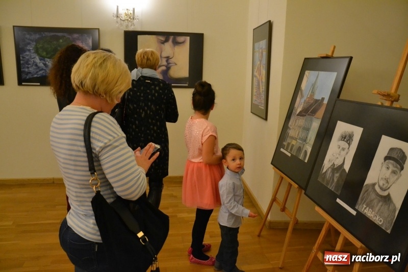 Zdjęcie w galerii na portalu naszraciborz.pl: ZNANE i NIE ZNANE – wernisaż wystawy na Zamku Piastowskim  wiadomości z regionu