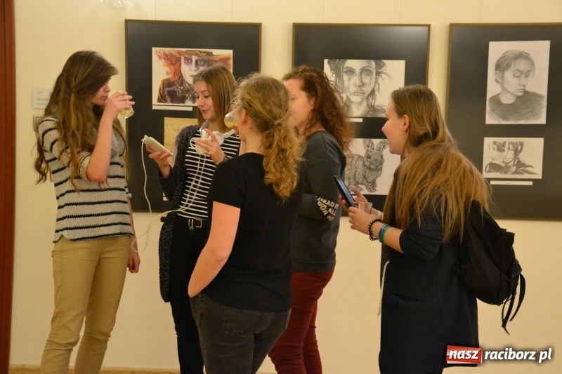 Zdjęcie w galerii na portalu naszraciborz.pl: ZNANE i NIE ZNANE – wernisaż wystawy na Zamku Piastowskim  wiadomości z regionu