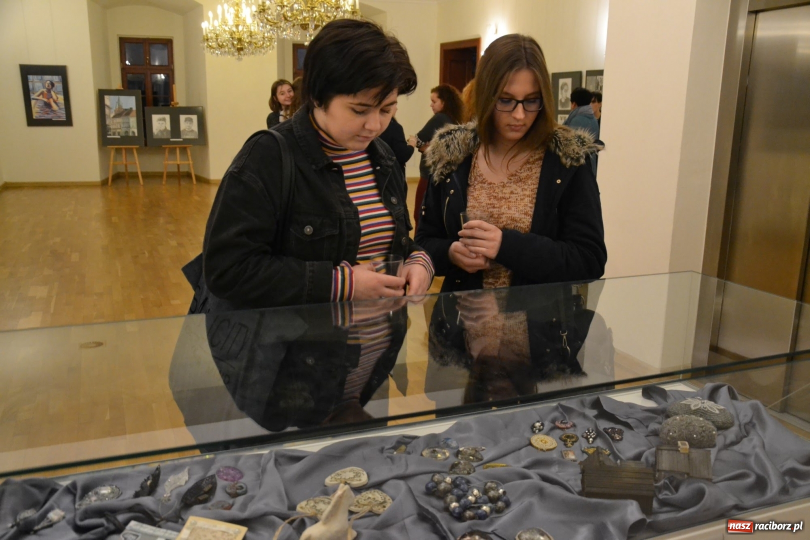 Zdjęcie w galerii na portalu naszraciborz.pl: ZNANE i NIE ZNANE – wernisaż wystawy na Zamku Piastowskim  wiadomości z regionu