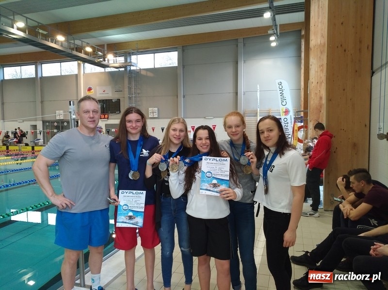 Zdjęcie w galerii na portalu naszraciborz.pl: Pływanie. Medalowe żniwo pływaków Szkoły Mistrzostwa Sportowego wiadomości z regionu