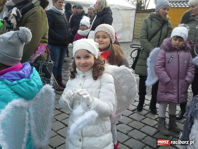 Zdjęcie w galerii na portalu naszraciborz.pl: Klasy pierwsze SP4 z występami na Jarmarku Bożonarodzeniowym wiadomości z regionu
