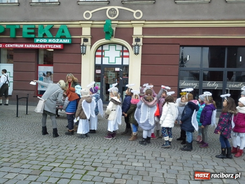 Zdjęcie w galerii na portalu naszraciborz.pl: Klasy pierwsze SP4 z występami na Jarmarku Bożonarodzeniowym wiadomości z regionu