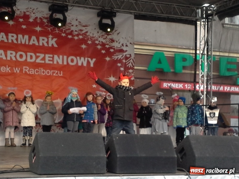 Zdjęcie w galerii na portalu naszraciborz.pl: Klasy pierwsze SP4 z występami na Jarmarku Bożonarodzeniowym wiadomości z regionu