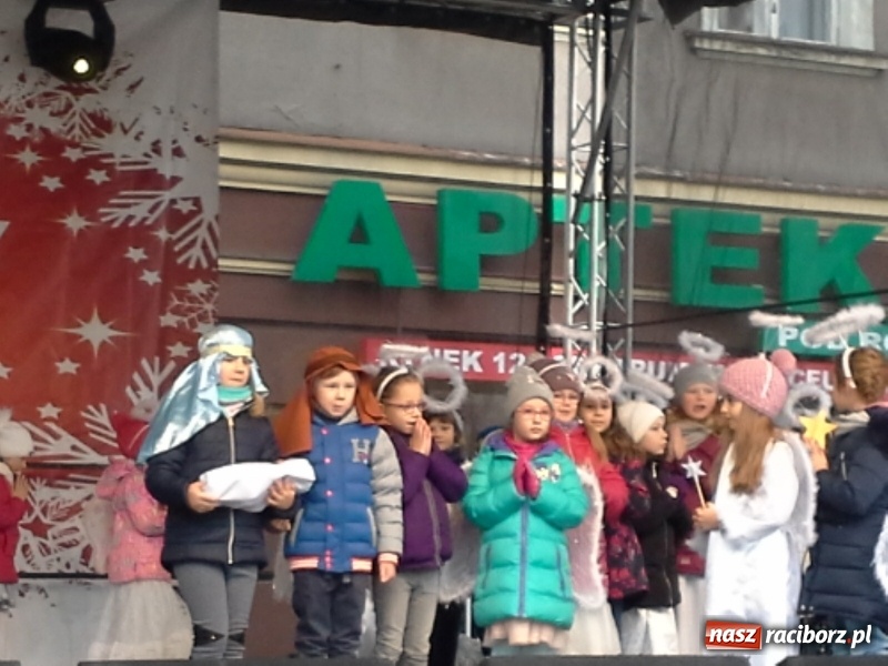 Zdjęcie w galerii na portalu naszraciborz.pl: Klasy pierwsze SP4 z występami na Jarmarku Bożonarodzeniowym wiadomości z regionu