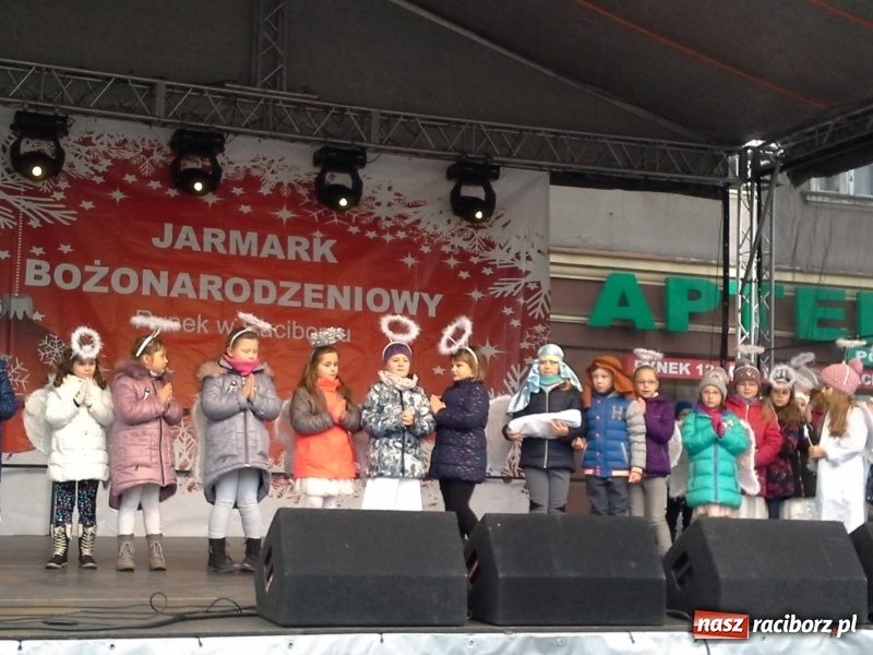 Zdjęcie w galerii na portalu naszraciborz.pl: Klasy pierwsze SP4 z występami na Jarmarku Bożonarodzeniowym wiadomości z regionu