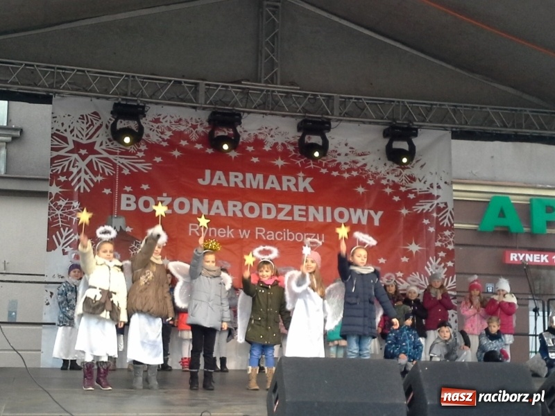 Zdjęcie w galerii na portalu naszraciborz.pl: Klasy pierwsze SP4 z występami na Jarmarku Bożonarodzeniowym wiadomości z regionu