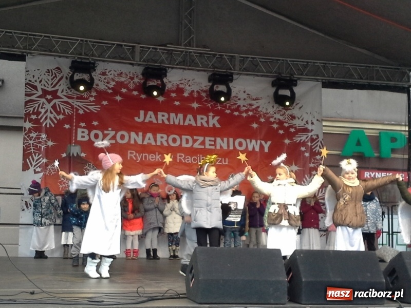 Zdjęcie w galerii na portalu naszraciborz.pl: Klasy pierwsze SP4 z występami na Jarmarku Bożonarodzeniowym wiadomości z regionu