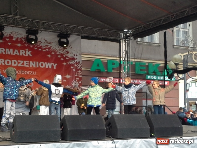Zdjęcie w galerii na portalu naszraciborz.pl: Klasy pierwsze SP4 z występami na Jarmarku Bożonarodzeniowym wiadomości z regionu