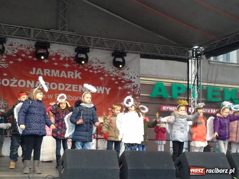 Zdjęcie w galerii na portalu naszraciborz.pl: Klasy pierwsze SP4 z występami na Jarmarku Bożonarodzeniowym wiadomości z regionu
