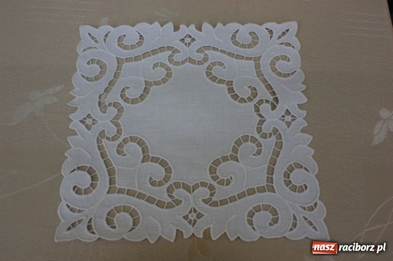 Zdjęcie w galerii na portalu naszraciborz.pl: Jak za starego pyrwe, czyli tradycyjne skubanie pierza w Borucinie wiadomości z regionu