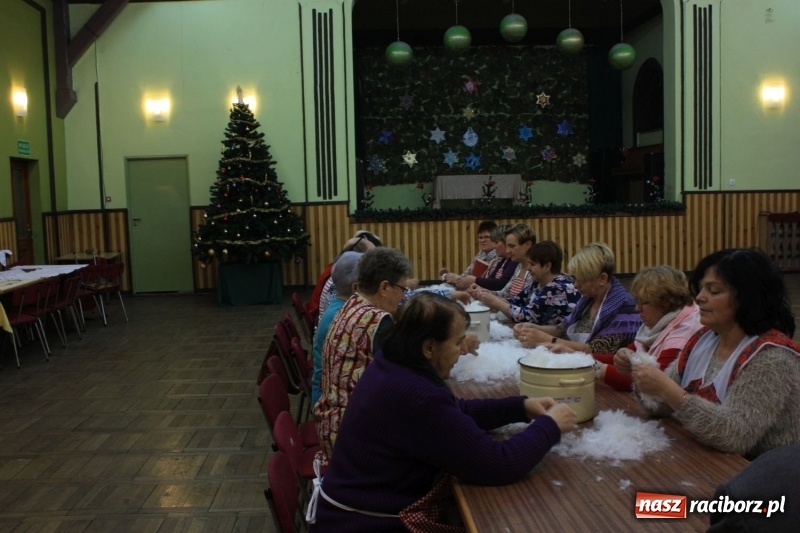 Zdjęcie w galerii na portalu naszraciborz.pl: Jak za starego pyrwe, czyli tradycyjne skubanie pierza w Borucinie wiadomości z regionu
