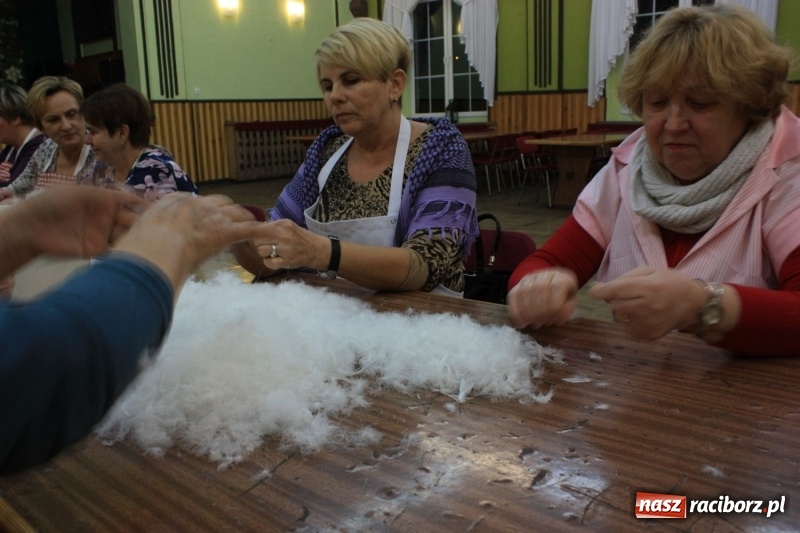 Zdjęcie w galerii na portalu naszraciborz.pl: Jak za starego pyrwe, czyli tradycyjne skubanie pierza w Borucinie wiadomości z regionu