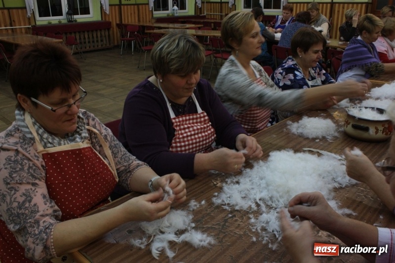 Zdjęcie w galerii na portalu naszraciborz.pl: Jak za starego pyrwe, czyli tradycyjne skubanie pierza w Borucinie wiadomości z regionu