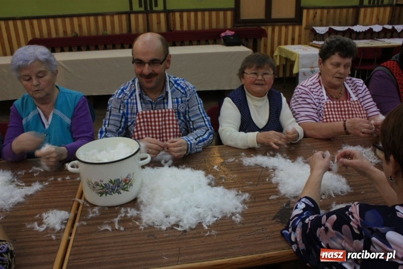Zdjęcie w galerii na portalu naszraciborz.pl: Jak za starego pyrwe, czyli tradycyjne skubanie pierza w Borucinie wiadomości z regionu