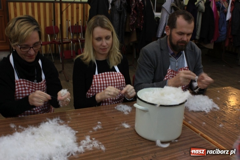 Zdjęcie w galerii na portalu naszraciborz.pl: Jak za starego pyrwe, czyli tradycyjne skubanie pierza w Borucinie wiadomości z regionu