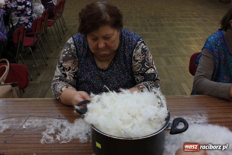 Zdjęcie w galerii na portalu naszraciborz.pl: Jak za starego pyrwe, czyli tradycyjne skubanie pierza w Borucinie wiadomości z regionu