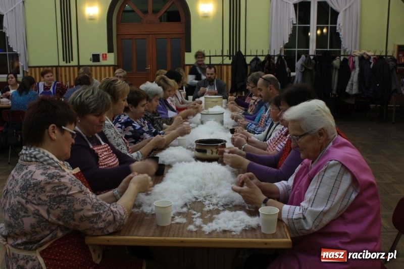 Zdjęcie w galerii na portalu naszraciborz.pl: Jak za starego pyrwe, czyli tradycyjne skubanie pierza w Borucinie wiadomości z regionu