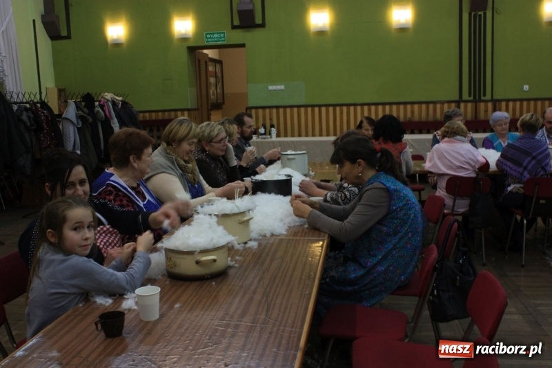 Zdjęcie w galerii na portalu naszraciborz.pl: Jak za starego pyrwe, czyli tradycyjne skubanie pierza w Borucinie wiadomości z regionu