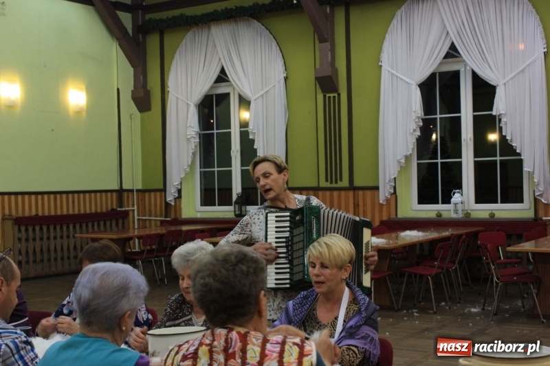 Zdjęcie w galerii na portalu naszraciborz.pl: Jak za starego pyrwe, czyli tradycyjne skubanie pierza w Borucinie wiadomości z regionu