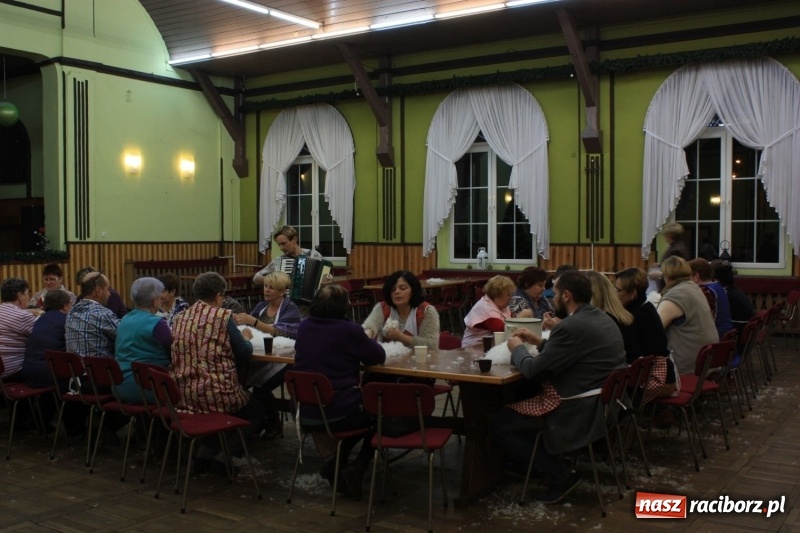 Zdjęcie w galerii na portalu naszraciborz.pl: Jak za starego pyrwe, czyli tradycyjne skubanie pierza w Borucinie wiadomości z regionu