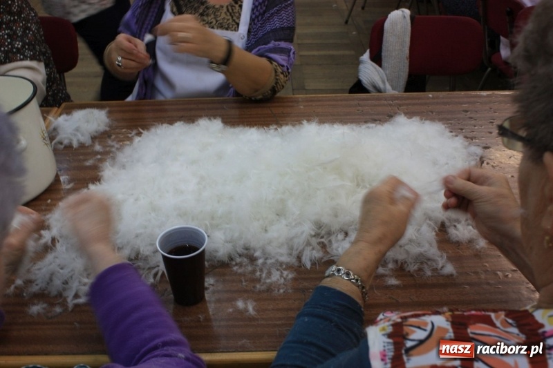 Zdjęcie w galerii na portalu naszraciborz.pl: Jak za starego pyrwe, czyli tradycyjne skubanie pierza w Borucinie wiadomości z regionu