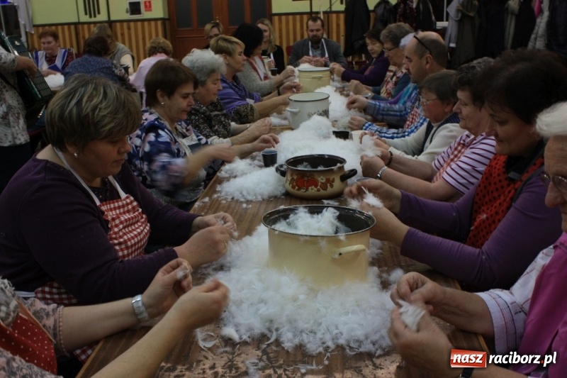 Zdjęcie w galerii na portalu naszraciborz.pl: Jak za starego pyrwe, czyli tradycyjne skubanie pierza w Borucinie wiadomości z regionu