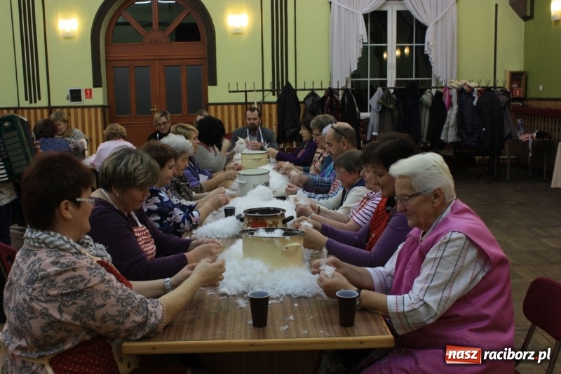 Zdjęcie w galerii na portalu naszraciborz.pl: Jak za starego pyrwe, czyli tradycyjne skubanie pierza w Borucinie wiadomości z regionu