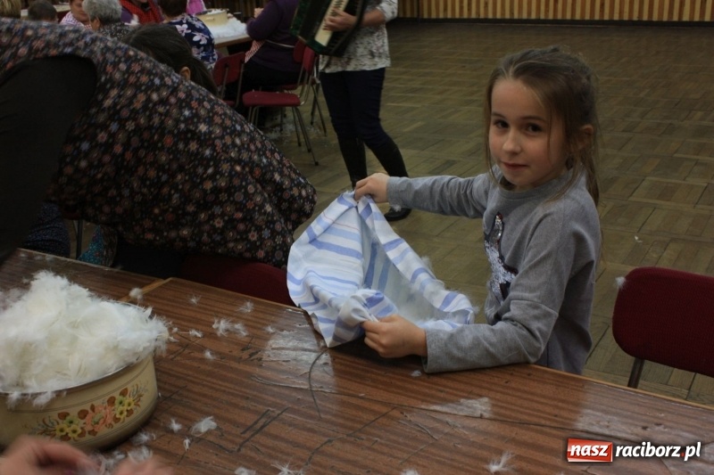 Zdjęcie w galerii na portalu naszraciborz.pl: Jak za starego pyrwe, czyli tradycyjne skubanie pierza w Borucinie wiadomości z regionu