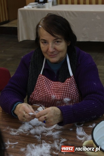 Zdjęcie w galerii na portalu naszraciborz.pl: Jak za starego pyrwe, czyli tradycyjne skubanie pierza w Borucinie wiadomości z regionu