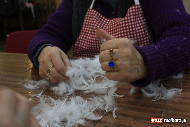 Zdjęcie w galerii na portalu naszraciborz.pl: Jak za starego pyrwe, czyli tradycyjne skubanie pierza w Borucinie wiadomości z regionu