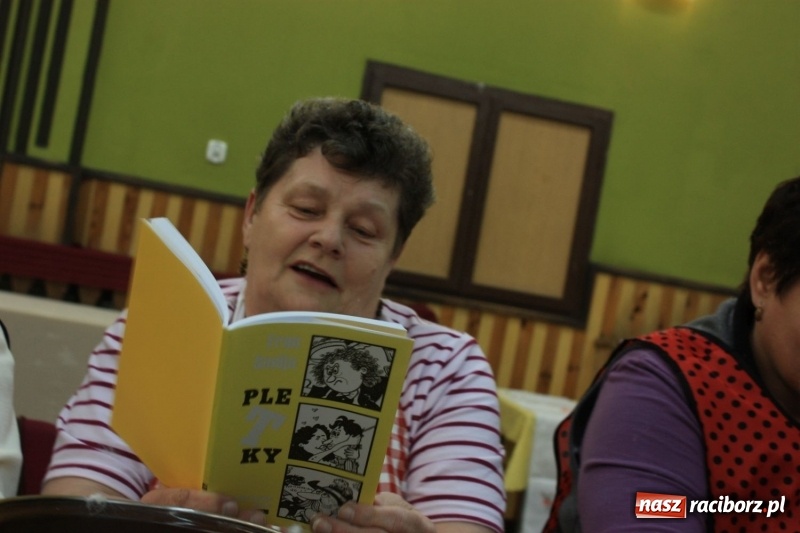 Zdjęcie w galerii na portalu naszraciborz.pl: Jak za starego pyrwe, czyli tradycyjne skubanie pierza w Borucinie wiadomości z regionu