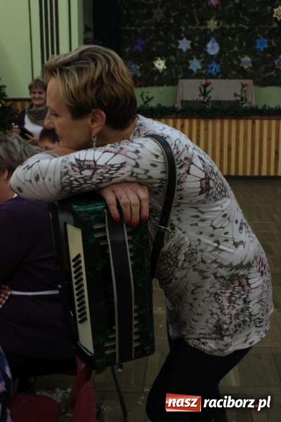 Zdjęcie w galerii na portalu naszraciborz.pl: Jak za starego pyrwe, czyli tradycyjne skubanie pierza w Borucinie wiadomości z regionu