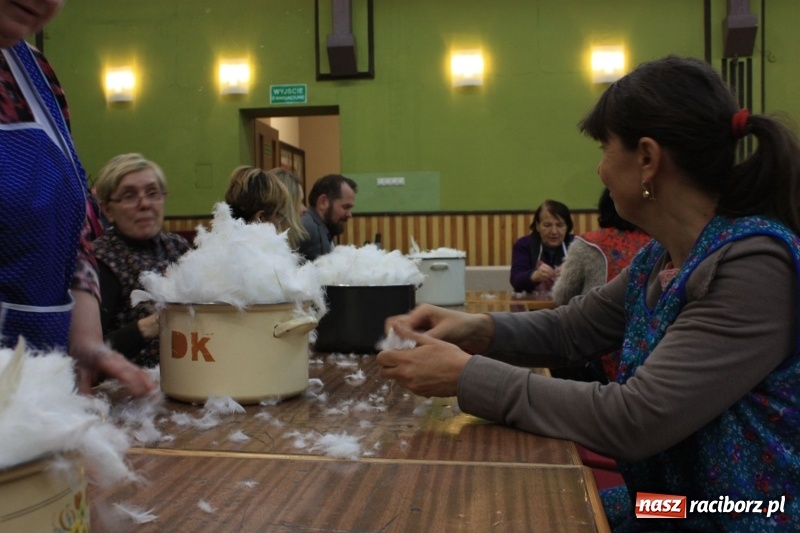 Zdjęcie w galerii na portalu naszraciborz.pl: Jak za starego pyrwe, czyli tradycyjne skubanie pierza w Borucinie wiadomości z regionu