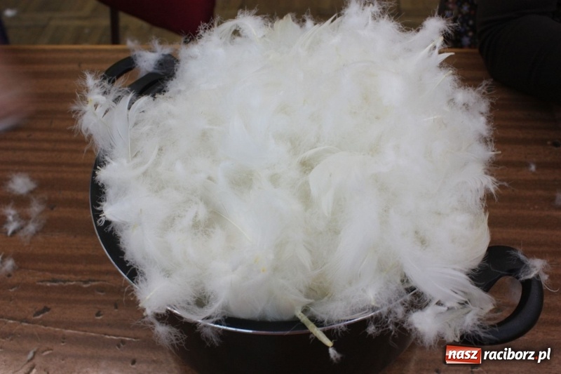 Zdjęcie w galerii na portalu naszraciborz.pl: Jak za starego pyrwe, czyli tradycyjne skubanie pierza w Borucinie wiadomości z regionu