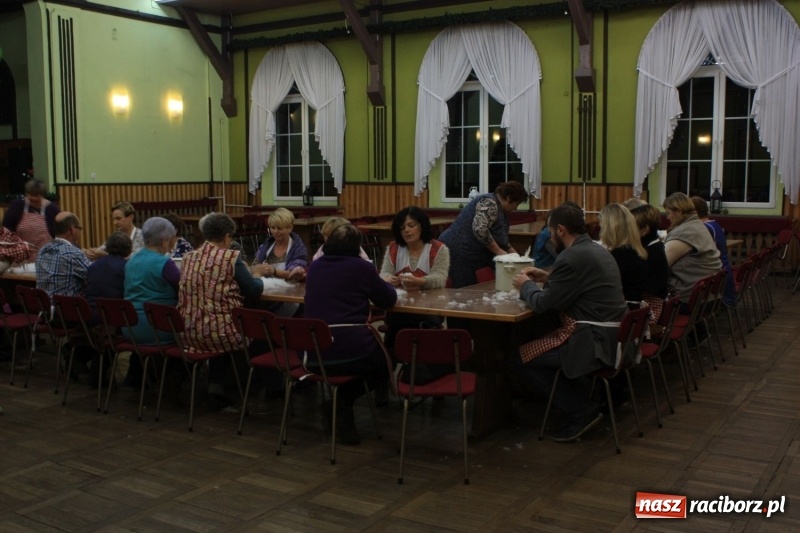 Zdjęcie w galerii na portalu naszraciborz.pl: Jak za starego pyrwe, czyli tradycyjne skubanie pierza w Borucinie wiadomości z regionu