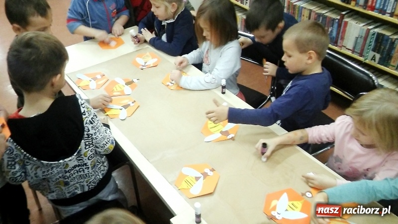 Zdjęcie w galerii na portalu naszraciborz.pl: W bibliotece przedstawiają ciekawe zawody wiadomości z regionu