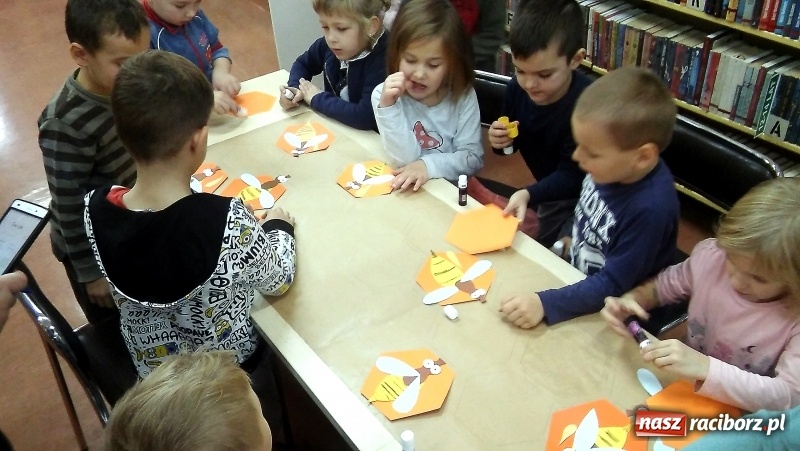 Zdjęcie w galerii na portalu naszraciborz.pl: W bibliotece przedstawiają ciekawe zawody wiadomości z regionu