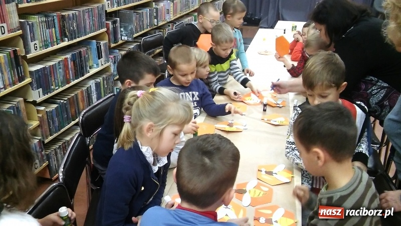 Zdjęcie w galerii na portalu naszraciborz.pl: W bibliotece przedstawiają ciekawe zawody wiadomości z regionu