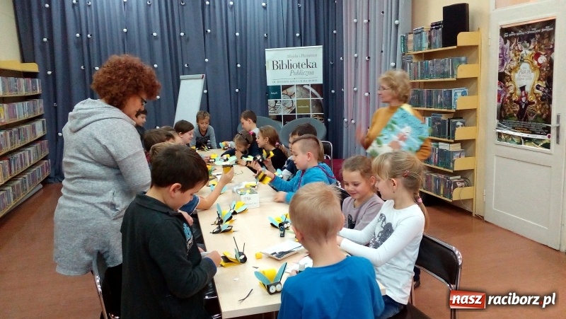 Zdjęcie w galerii na portalu naszraciborz.pl: W bibliotece przedstawiają ciekawe zawody wiadomości z regionu