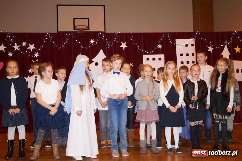 Zdjęcie w galerii na portalu naszraciborz.pl: Kiermasz Podaruj serce w szkole w Markowicach wiadomości z regionu