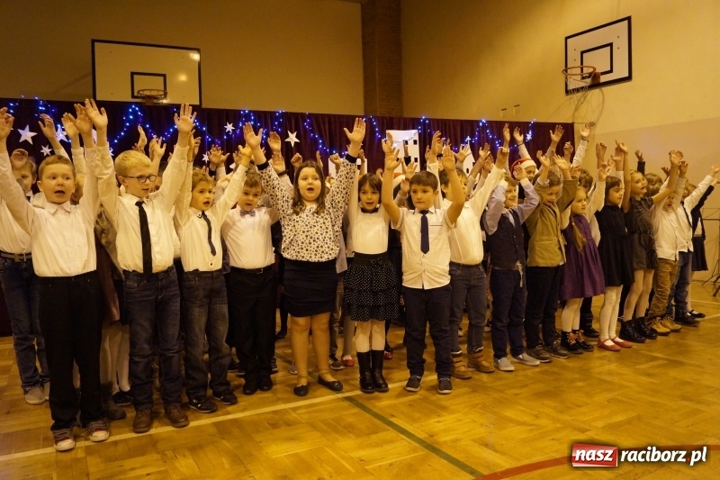 Zdjęcie w galerii na portalu naszraciborz.pl: Kiermasz Podaruj serce w szkole w Markowicach wiadomości z regionu